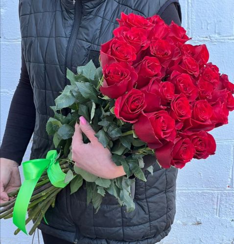 "Севилья"- букет из красных роз с доставкой по городу по Тольятти